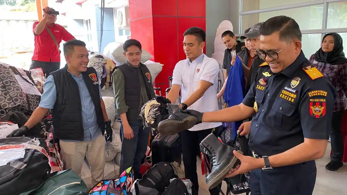 Polda Kepri Amankan 4 Penyelundup Balpres Impor di Pelabuhan Batam