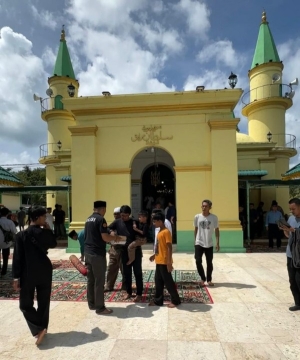 Bripka Zulhamsyah Bersama HMI Riau–Kepri Razia Perut Lapar Berbagi di Pulau Penyengat