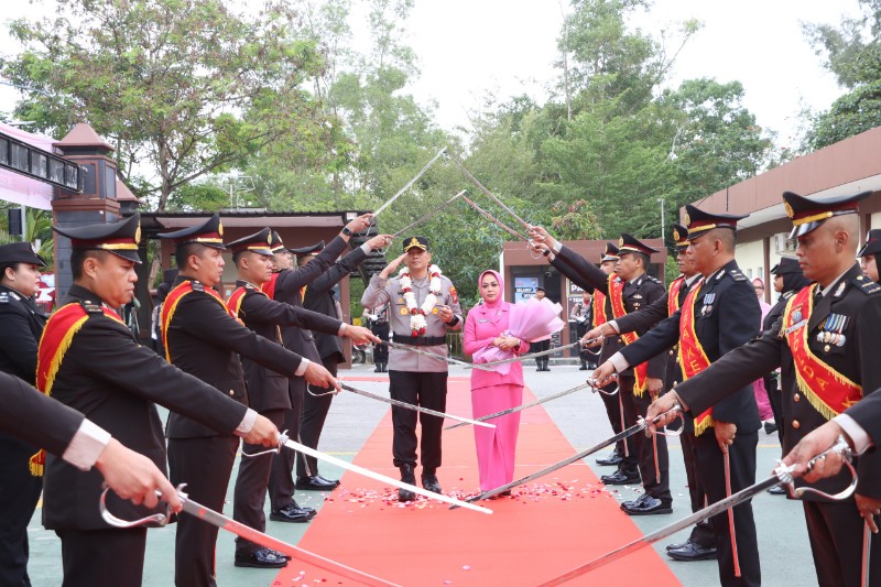 Kombes Pol Anggoro Wicaksono Resmi Menjabat Kapolresta Barelang Disambut Tradisi Pedang Pora
