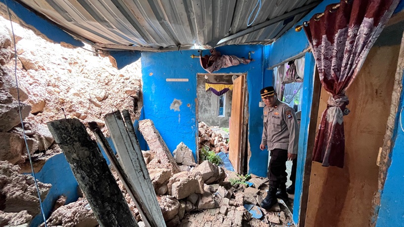 Polsek Sekupang Tanggap Cepat Tangani Peristiwa Tanah Longsor di Kampung Rawasari