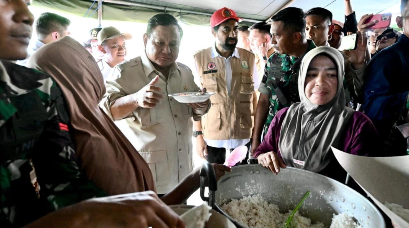 Tinjau Pengungsi di Aceh, Presiden Prabowo Peluk dan Tenangkan Warga