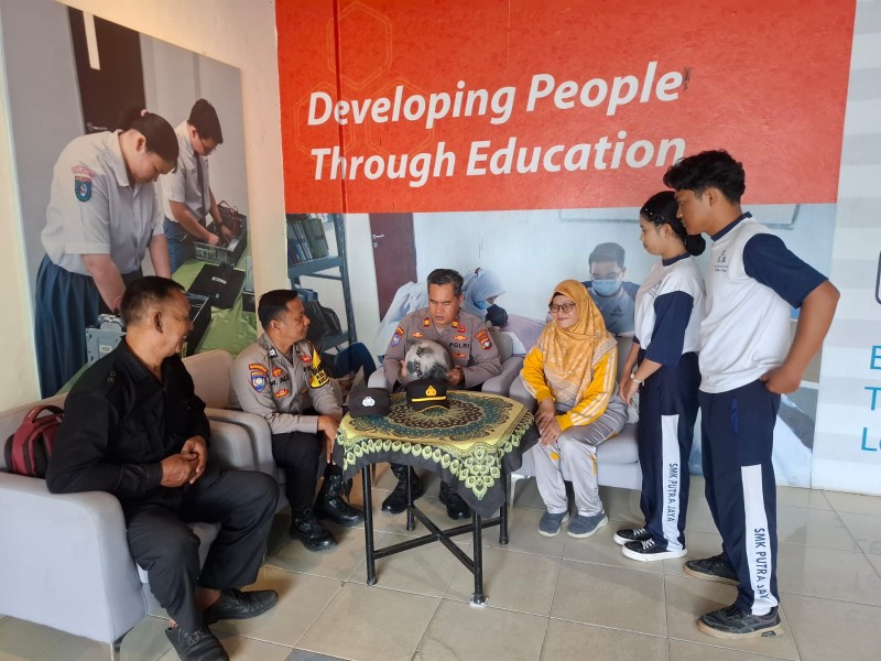 Perkuat Kemitraan dengan Sekolah, Polsek Lubuk Baja Salurkan Sarana Kontak di SMK Putra Jaya