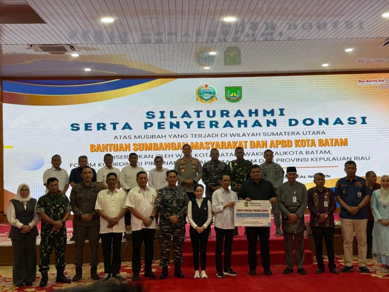 Kapolresta Barelang Dampingi Wali Kota Batam Serahkan Bantuan Kemanusiaan, untuk Korban Bencana di Sumatera Utara