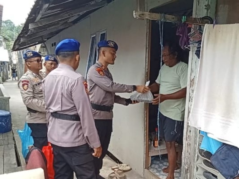 Satpolairud Polresta Barelang Salurkan Bantuan Sosial dan Jumat Berkah kepada Masyarakat Pesisir Tanjung Uma