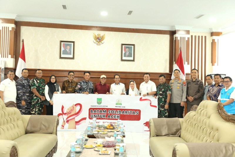 Secara Langsung Amsakar-Li Claudia Salurkan Bantuan Rp4,8 M, ke Aceh Diterima Wagub Aceh Fadhlullah