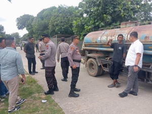 Pengamanan Pendistribusian Air Bersih Warga Tanjung Sengkuang oleh Polsek Batu Ampar