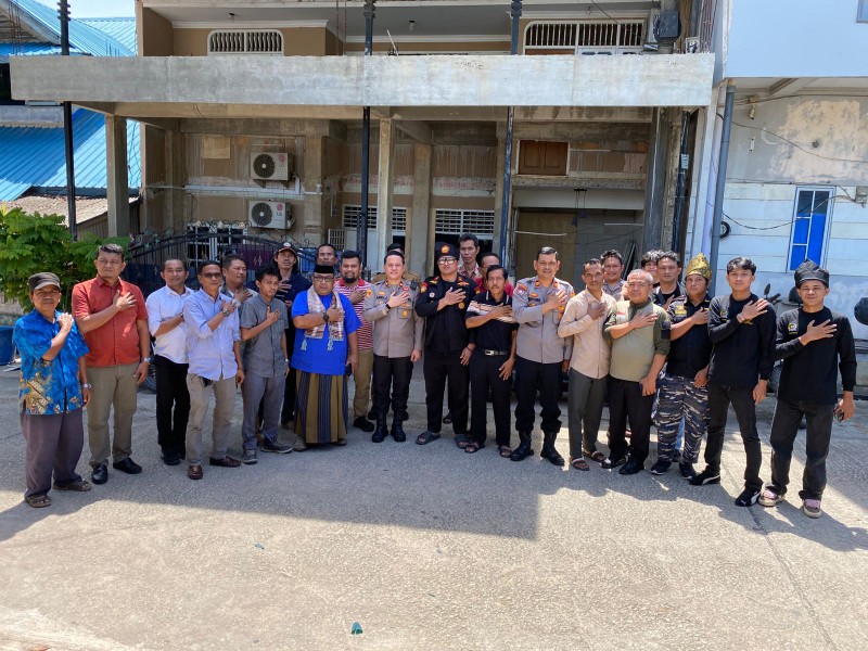 Kapolsek Batu Ampar Silaturahmi dengan Tokoh Masyarakat dan LSM Bahas Gangguan Air Bersih di Tanjung Sengkuang