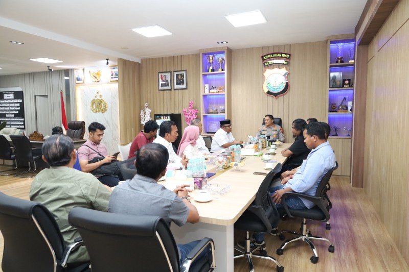 Kapolresta Barelang Gelar Pertemuan Bersama Ketua RT/RW Tanjung Sengkuang dan Batu Ampar Bahas Penyediaan Air Bersih