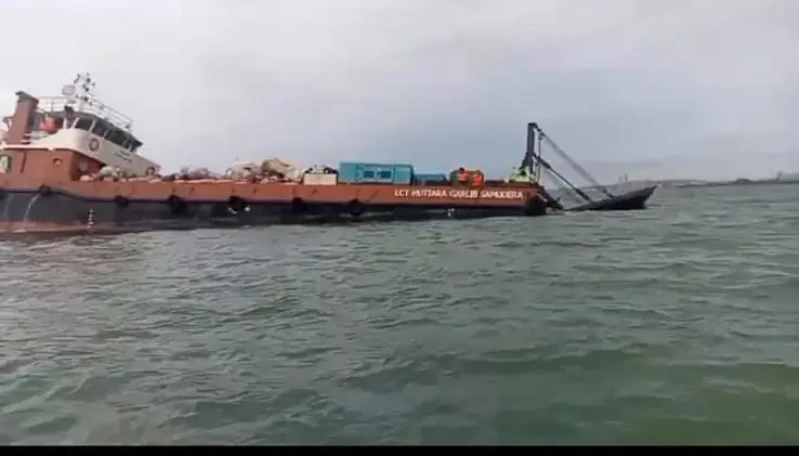 Nelayan Selamatkan 6 Kru Kapal LCT Pengangkut Limbah, Kandas di Perairan Dangas Batam