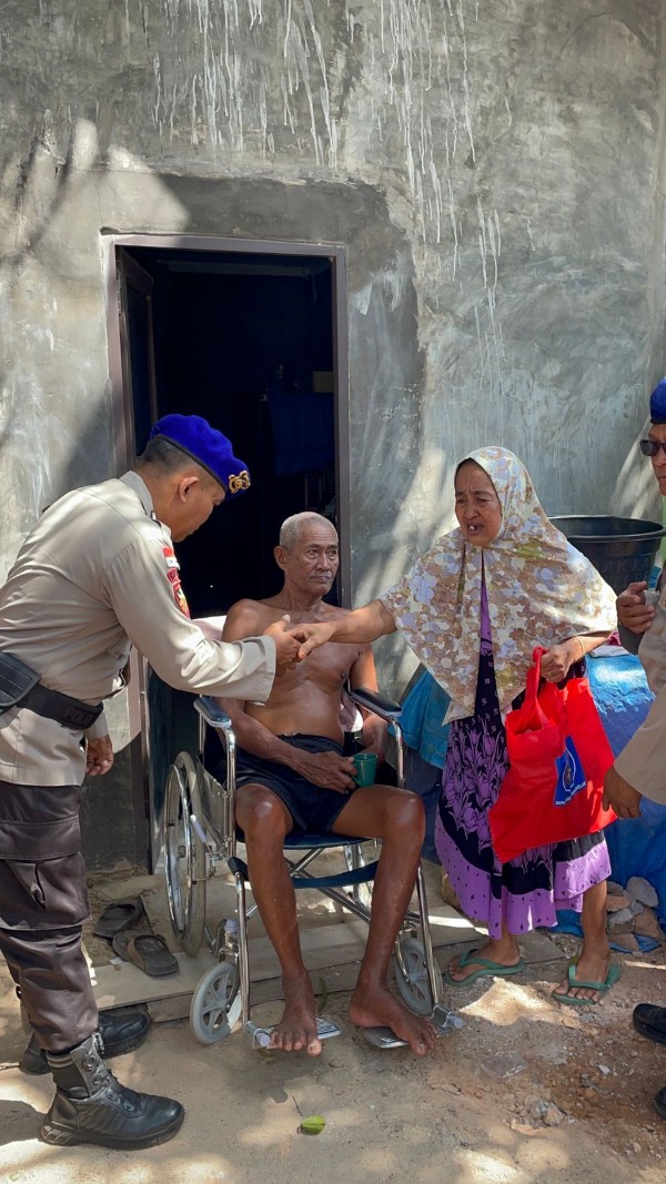 Satpolairud Polresta Barelang Salurkan Bantuan Sosial dan Jumat Berkah kepada Masyarakat Pesisir