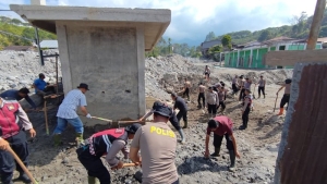 Bersihkan Rumah Allah Pascabanjir, Polri dan Warga Bener Meriah Gotong Royong Siapkan Meunasah Sambut Ramadan