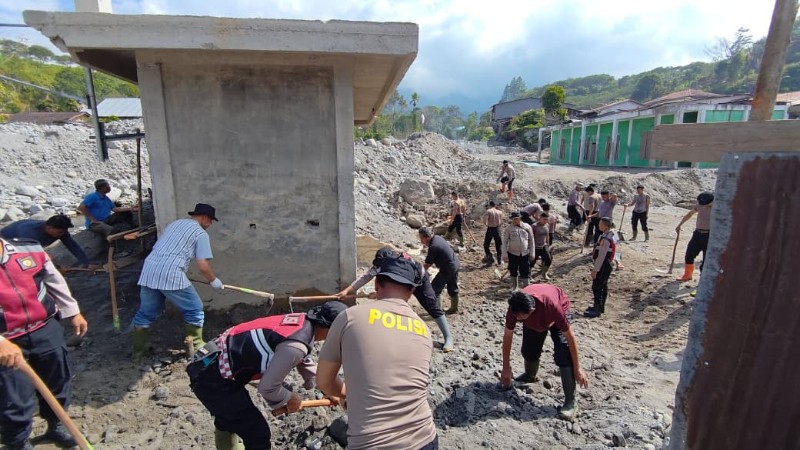 Bersihkan Rumah Allah Pascabanjir, Polri dan Warga Bener Meriah Gotong Royong Siapkan Meunasah Sambut Ramadan