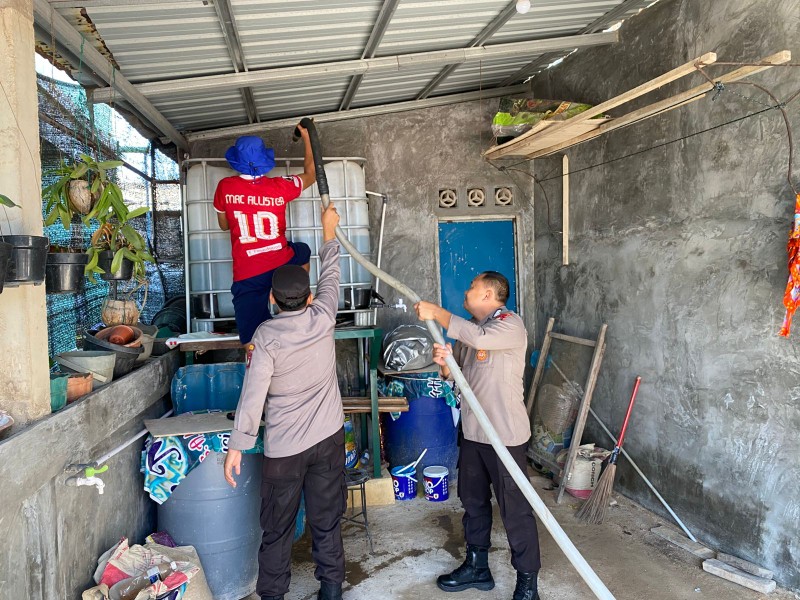 Pendistribusian Air Bersih Hari Ke-9 di Kelurahan Tanjung Sengkuang Dikawal Polsek Batu Ampar