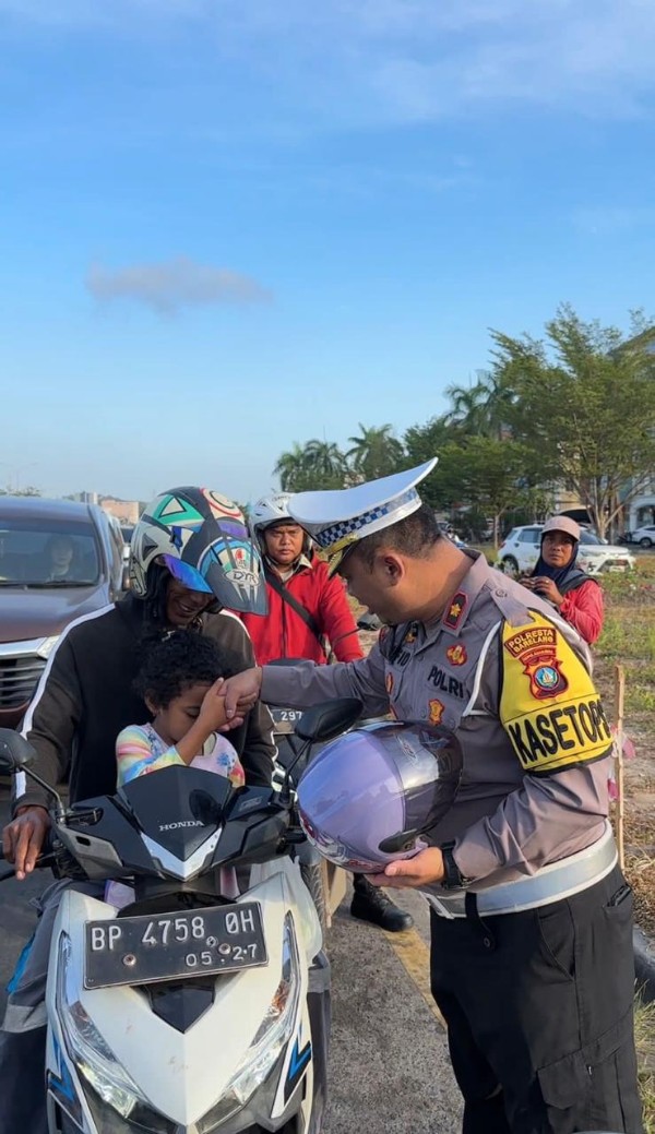 Satlantas Polresta Barelang Gelar Himbauan Tertib Lalu Lintas dan Berikan Apresiasi kepada Pengendara dalam Ops Keselamatan Seligi 2026