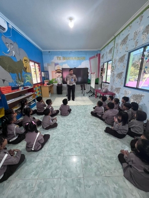 Polisi Sahabat Anak, Polresta Barelang Tanamkan Keselamatan Berlalu Lintas Sejak Dini di TK Kemala Bhayangkari Belakang