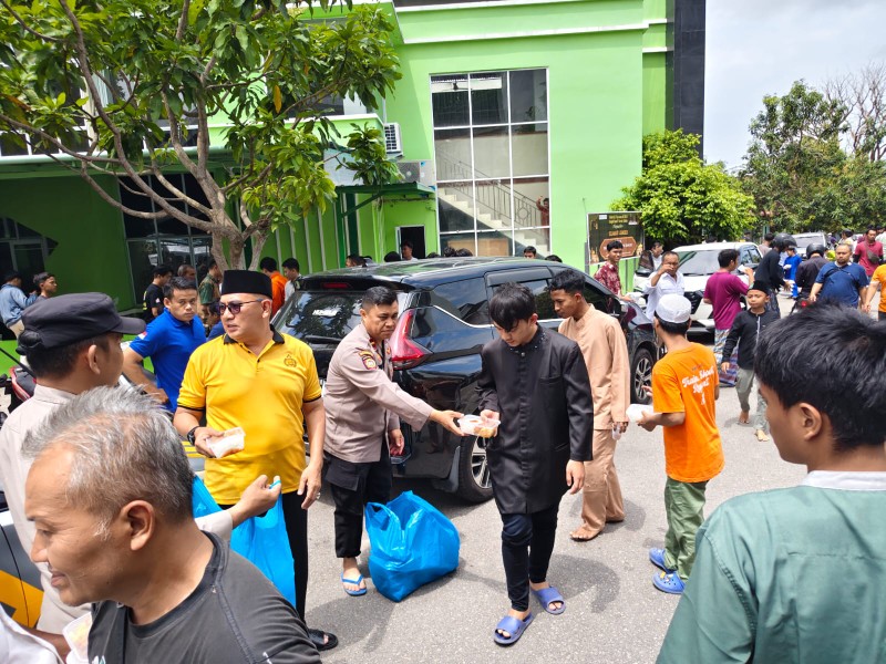 Jum’at Berkah Polsek Batam Kota, Membagikan Nasi Bungkus kepada Jamaah Masjid