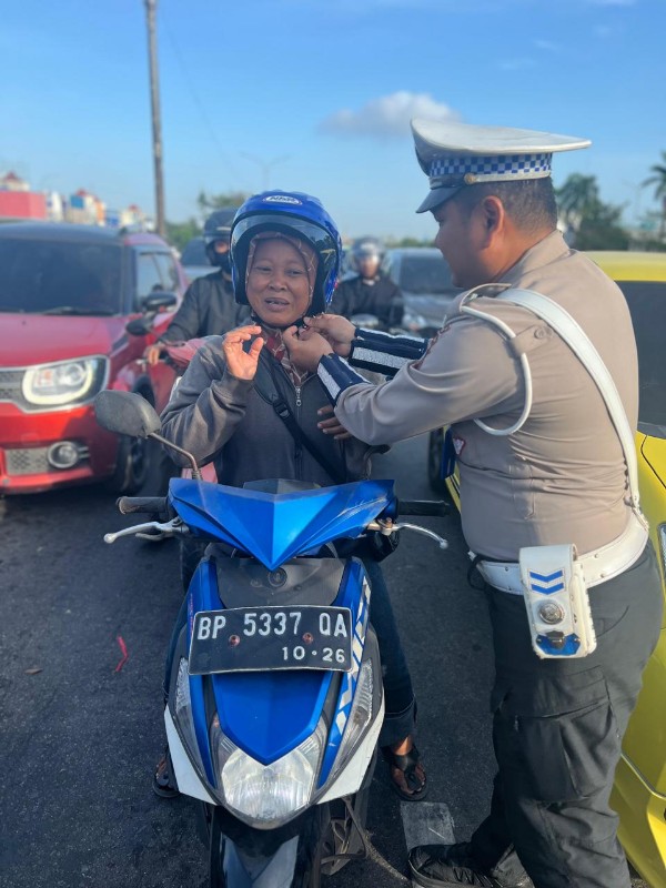 Satlantas Polresta Barelang Laksanakan Himbauan Tertib Berlalu Lintas dan Pembagian Helm Ops Keselamatan Seligi 2026
