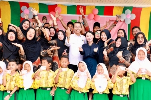 Pastikan Anak Batam Terdata dan Terlindungi, Amsakar- Li Claudia Serahkan KIA di SDN 006