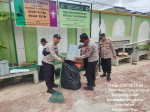 untuk Wujudkan Lingkungan Sehat dan Nyaman, Polresta Barelang Laksanakan Bakti Kebersihan di Sekolah