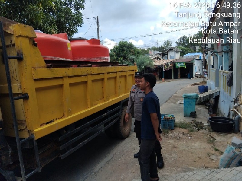 Pastikan Bantuan Pemerintah Tersalurkan Aman dan Tepat Sasaran, Polsek Batu Ampar Kawal Distribusi Air Bersih Hari Ke- 25