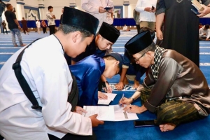 Amsakar Tarawih Perdana di Masjid Agung Raja Hamidah