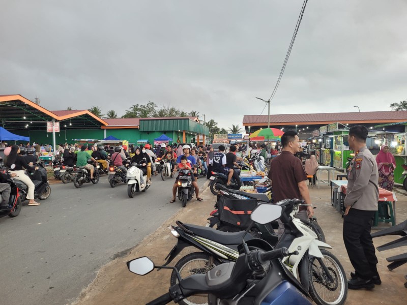 Turun ke Lokasi Pasar Tumpah,Polsek Nongsa Beri Rasa Aman Warga Berburu Takjil