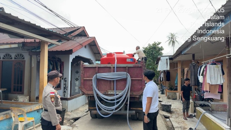 Pendistribusian Air Bersih Hari Ke-30 di Tanjung Sengkuang diKawal Polsek Batu Ampar