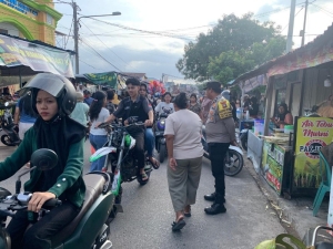Polsek Sungai Beduk Hadir di Tengah Masyarakat, Pengamanan Pasar Tumpah Ramadhan  Berlangsung Kondusif