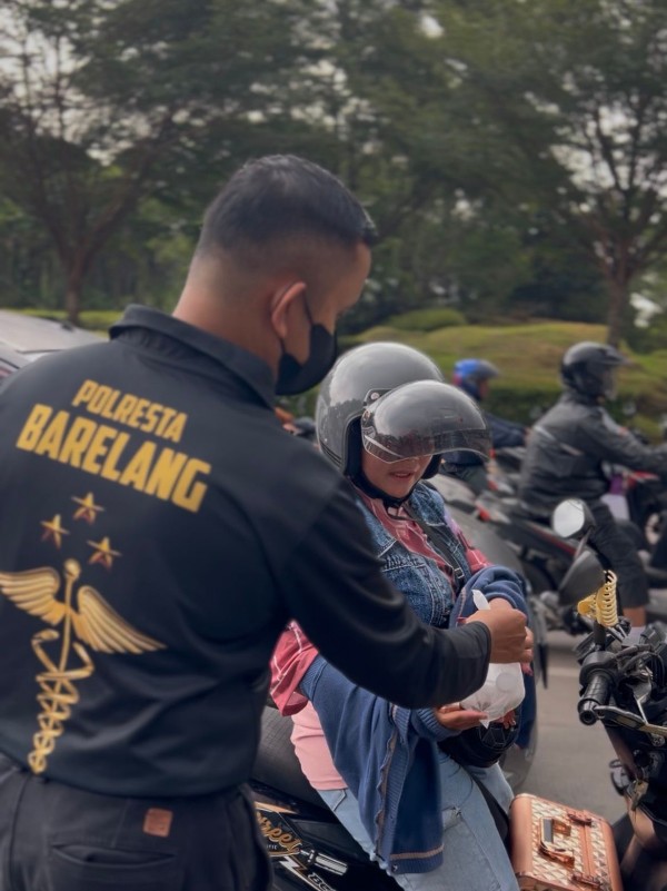 Sidokkes Polresta Barelang Bagikan Takjil Kepada Masyarakat di Flyover Laluan Madani