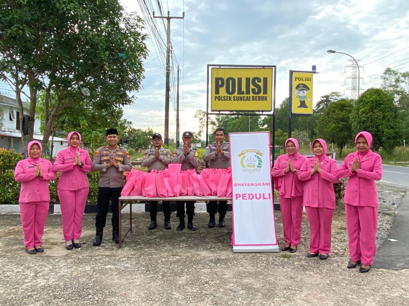 Polsek Sungai Beduk Bersama Bhayangkari Berbagi Takjil Ramadhan