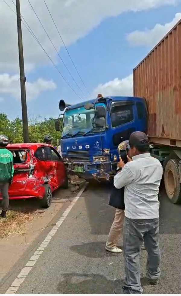 Toyota Agya Ringsek Dihantam Truk Kontainer, Kecelakaan di Bukit Daeng