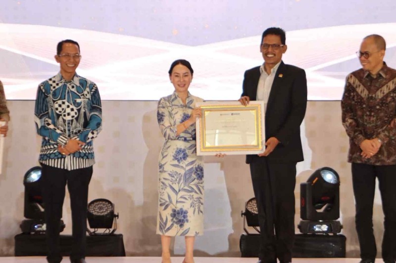 Ketua DPRD Batam Terima Penghargaan Kolaborasi Investasi dari BP Batam