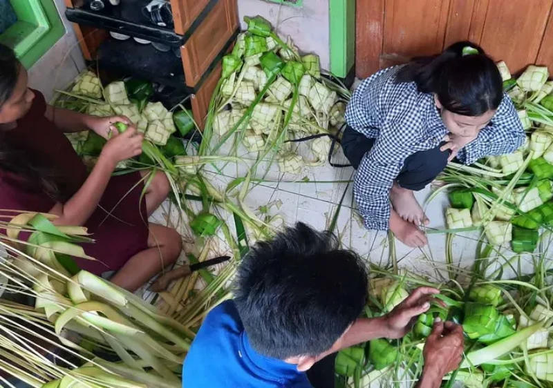 Anyaman Ketupat, Menenun Tradisi Budaya di Pulau Penyengat