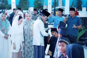 Amsakar-Li Claudia Santuni 1.200 Anak Yatim, Momen Buka Puasa di Masjid Agung Raja Hamidah Batam