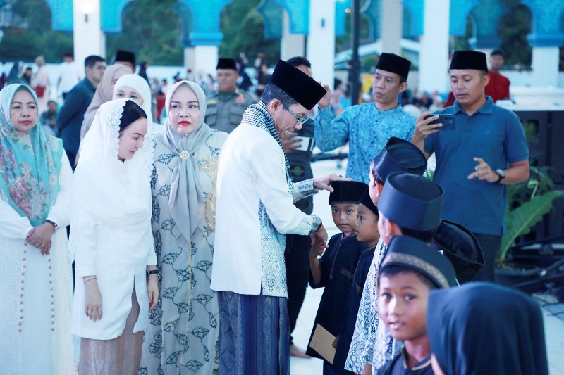 Amsakar-Li Claudia Santuni 1.200 Anak Yatim, Momen Buka Puasa di Masjid Agung Raja Hamidah Batam