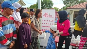 Bulan Ramadhan Bhayangkari Cabang Kota Barelang Gelar Aksi Sosial Membagikan Takjil dan Sembako