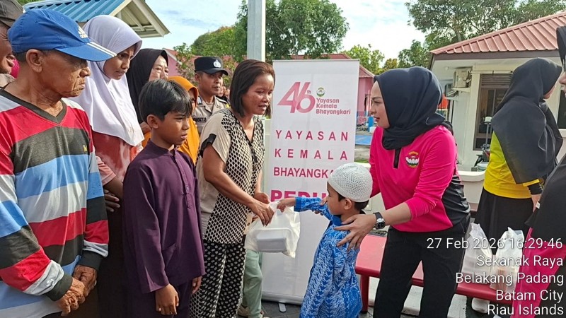 Bulan Ramadhan Bhayangkari Cabang Kota Barelang Gelar Aksi Sosial Membagikan Takjil dan Sembako