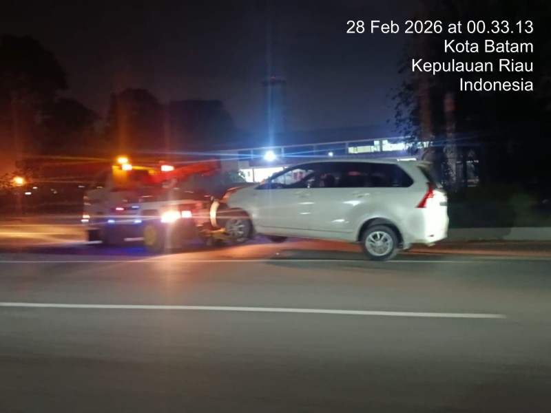 Gerak Cepat Personel Patroli Sat Samapta Polresta Barelang Tindak Lanjuti Laporan Call Center 110 Terkait Kecelakaan Tunggal di Jalan Sudirman