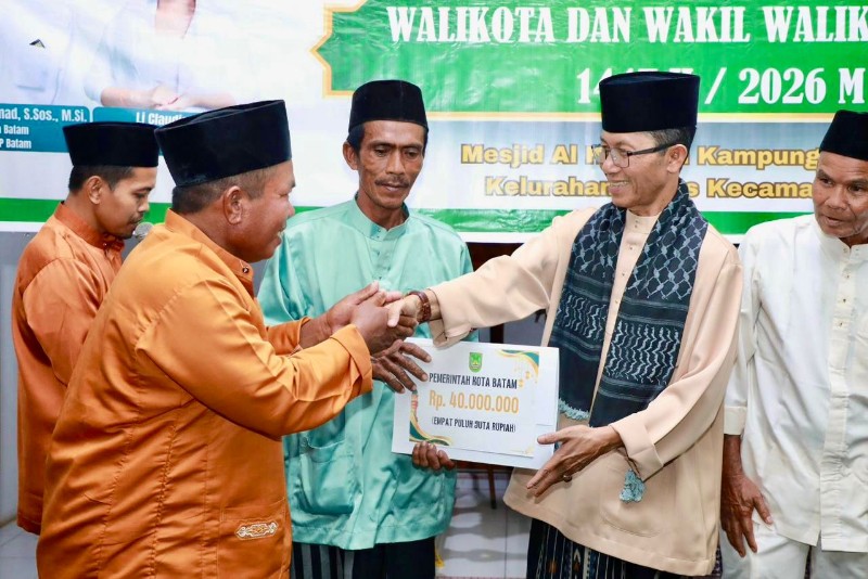 Amsakar Serahkan Bantuan dan Ajak Jemaah di Pulau Karas Terus Makmurkan Masjid