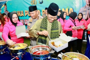 Wali Kota Batam dan Kapolda Kepri Ikut Menyajikan Santapan Berbuka untuk Warga Sembulang