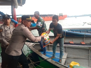 Berbagi Sembako dengan Penambang Perahu Pulau Buluh, Wujud Kepeduliaan Polsek Bulang di Bulan Ramadan 1447 H