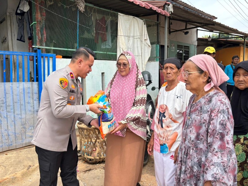 Kapolsek Batu Ampar Pimpin Langsung Bakti Sosial Ramadhan, Salurkan Bantuan Sembako kepada Warga Tanjung Sengkuang