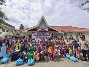 Bagikan 100 Paket Sembako untuk Masyarakat, Polsek Sekupang Bersama Hopeng Grup Gelar Bakti Sosial Ramadhan