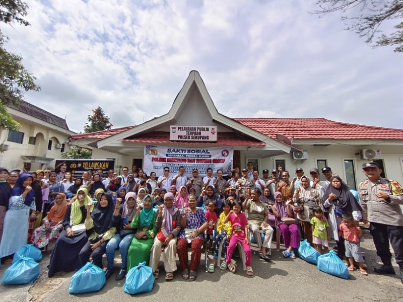 Bagikan 100 Paket Sembako untuk Masyarakat, Polsek Sekupang Bersama Hopeng Grup Gelar Bakti Sosial Ramadhan