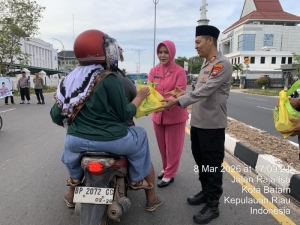 Ramadan 1447 H/2026 M, Kapolsek Batam Kota Berbagi Takjil dan Buka Puasa Bersama Anak Panti Asuhan  Yayasan Anak Cemerlang