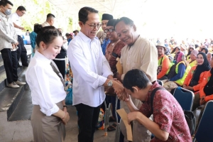 Amsakar-Li Claudia Serahkan Bantuan untuk Disabilitas dan Petugas Kebersihan Batam