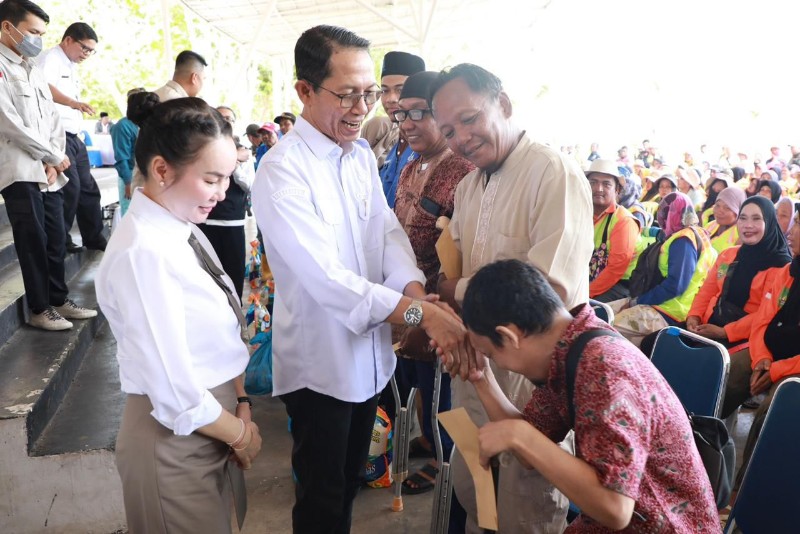 Amsakar-Li Claudia Serahkan Bantuan untuk Disabilitas dan Petugas Kebersihan Batam