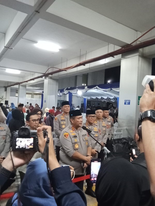 Kapolda Kepri dan Kapolresta Barelang Safari Ramadan dan Buka Puasa Bersama Masyarakat di Pelabuhan Domestik Punggur