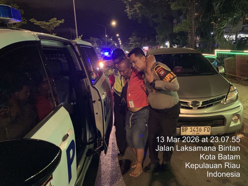 Personel Polsek Batam Kota Datangi Lokasi Dugaan Laka Lantas, Respon Cepat Laporan Masyarakat Melalui Layanan 110