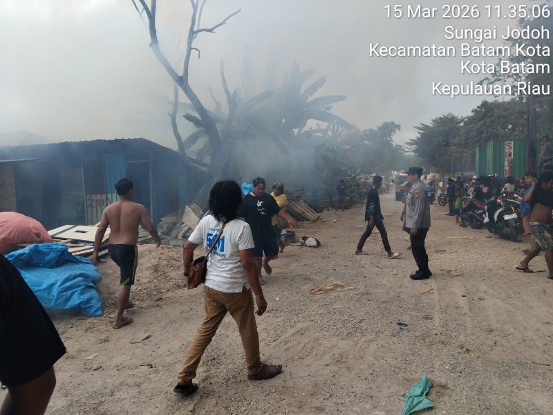 Personel Polsek Batu Ampar Datangi TKP Kebakaran Di Pantai Stress, Respon Laporan 110